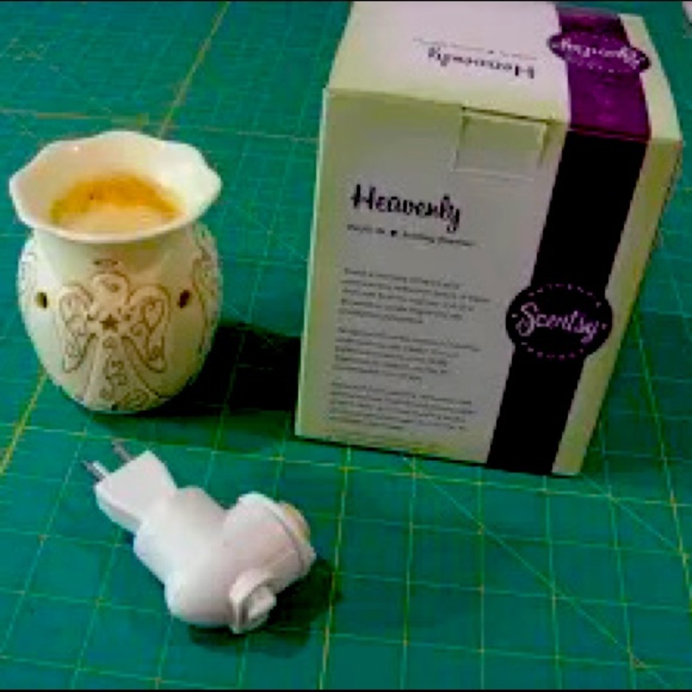 Retired Scentsy Warmer Heavenly Angel Plug-In Cream